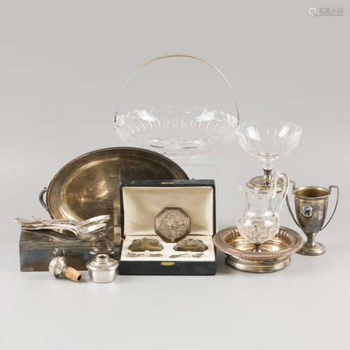 A lot comprising various items a.w. a crystal puff bowl, 20t...