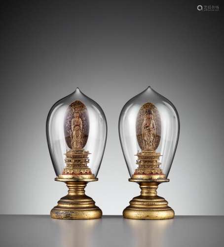 A VERY FINE AND RARE PAIR OF GILT-LACQUERED MINIATURE FIGURE...
