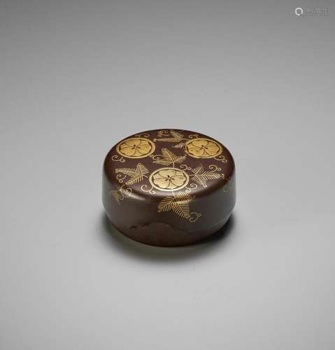 HARA YOYUSAI: A FINE LACQUERED HAKO NETSUKE WITH MONS AND FE...