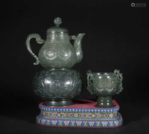 A jade winepot and cup