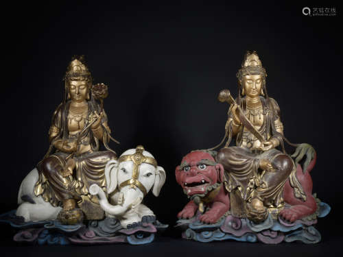 A pair of wood statue of Guanyin