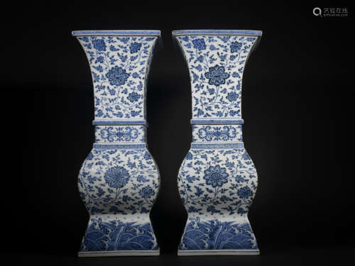 A pair of blue and white 'floral' vase