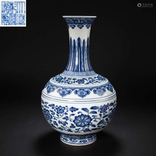 CHINESE BLUE AND WHITE PORCELAIN VASE, QIANLONG PERIOD, QING...