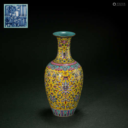 CHINESE FAMILLE ROSE PORCELAIN VASE, QIANLONG PERIOD, QING D...