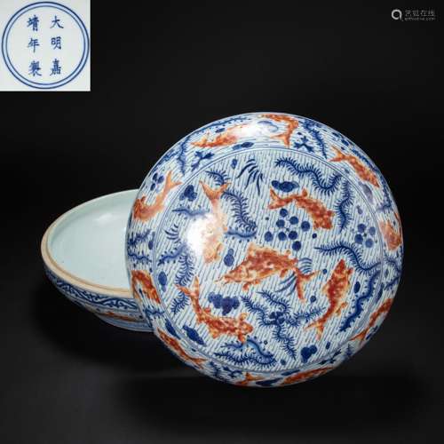 CHINESE BLUE AND WHITE FISH PATTERN POWDER BOX, JIAJING PERI...