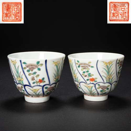 A PAIR OF CHINESE FAMILLE ROSE CUPS FROM THE QING DYNASTY