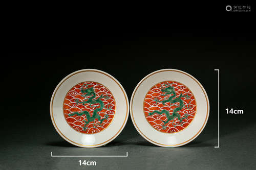 A PAIR OF CHINESE RED GREEN DRAGON PATTERN PLATE, QING DYNAS...