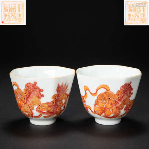 A PAIR OF RED CHINESE CUPS FROM THE QING DYNASTY