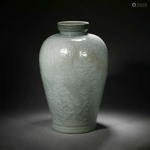 Celadon bottle with bird pattern