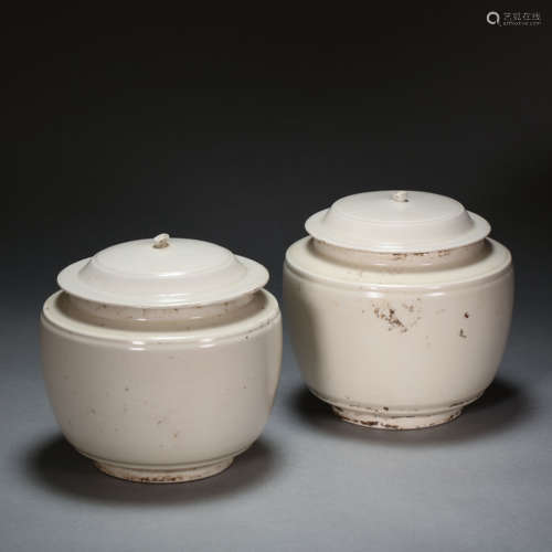 A PAIR OF CHINESE DINGYAO TEA CANISTERS, LIAO DYNASTY