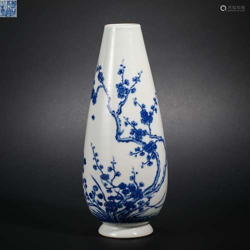 Qing Dynasty blue and white flower vase