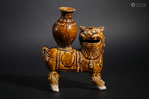 Qing Dynasty yellow-glazed lion and animal ornaments