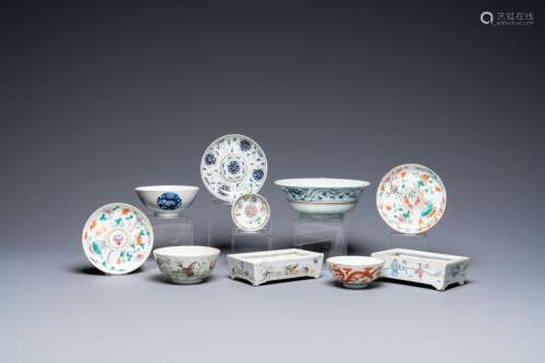 A VARIED COLLECTION OF CHINESE BLUE AND WHITE AND FAMILLE RO...