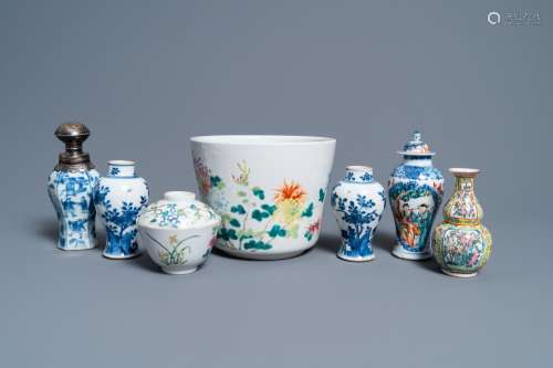 A VARIED COLLECTION OF CHINESE FAMILLE ROSE AND BLUE AND WHI...