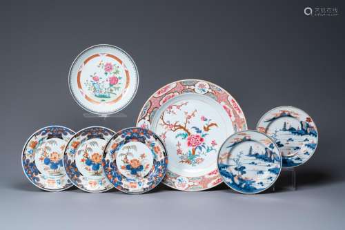 SIX CHINESE FAMILLE ROSE, VERTE AND IMARI-STYLE PLATES AND O...