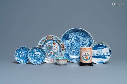 FIVE CHINESE BLUE AND WHITE DISHES, A BOWL AND A COVERED JAR...