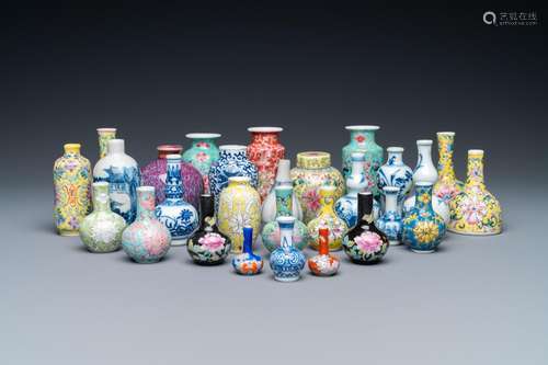 TWENTY-EIGHT CHINESE BLUE AND WHITE AND FAMILLE ROSE MINATUR...