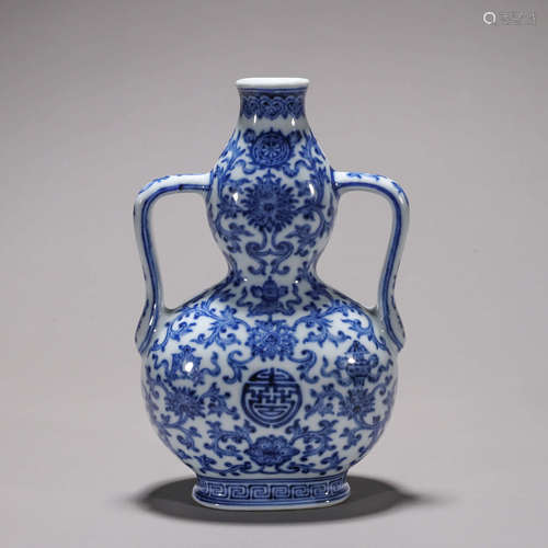 A blue and white flower porcelain gourd-shaped vase