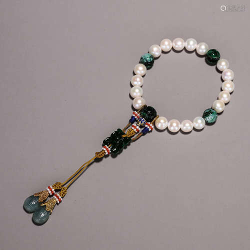 A string of 18 pearl and jadeite beads