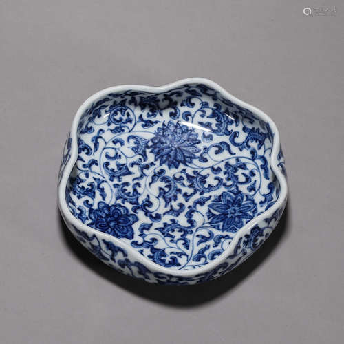 A blue and white interlocking lotus porcelain basin