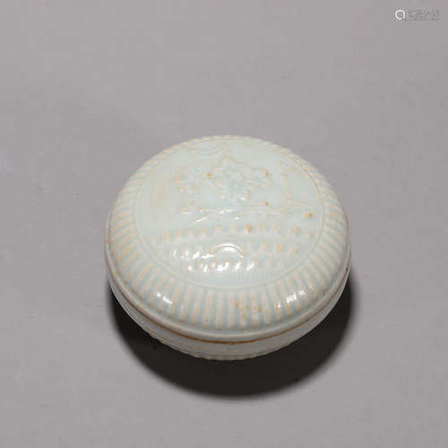 A plum blossom Hutian kiln porcelain powder box