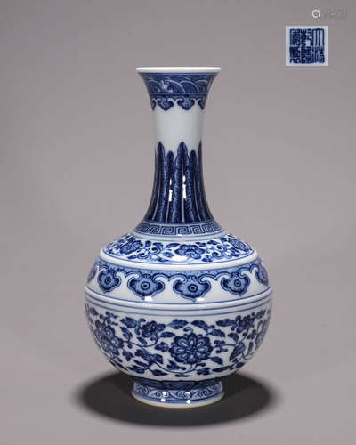 A blue and white interlocking flower porcelain vase