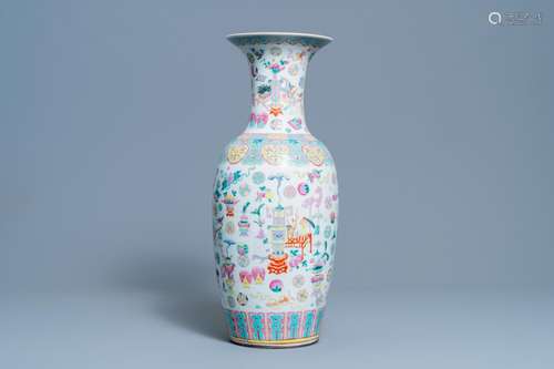 A CHINESE FAMILLE ROSE 'ANTIQUITIES' VASE, 19TH C.