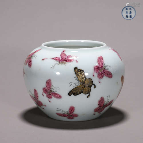 A famille rose butterfly porcelain jar