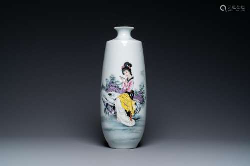 A CHINESE FAMILLE ROSE VASE WITH A LADY ON A ROCK, JINGDEZHE...