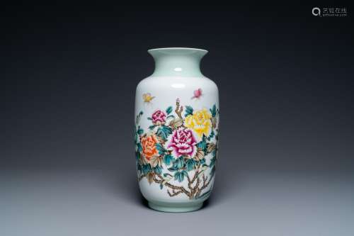 A CHINESE FAMILLE ROSE VASE WITH FLORAL DESIGN, 20TH C.