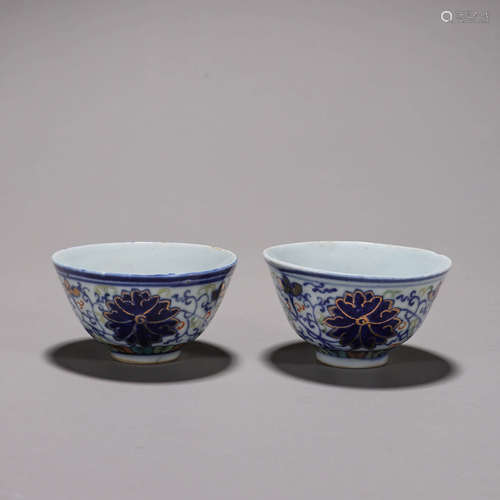 A pair of blue and white gilt flower porcelain cups