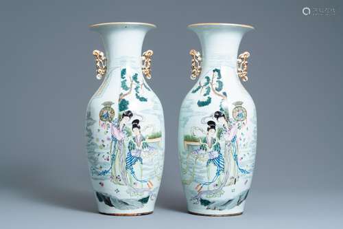 A PAIR OF CHINESE FAMILLE ROSE VASES, 19/20TH C.