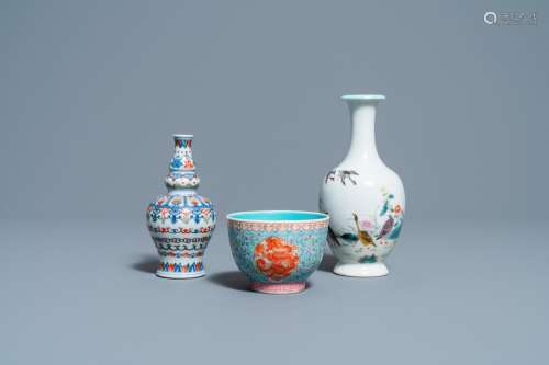 A CHINESE FAMILLE ROSE VASE, A 'DRAGON' BOWL AND A...