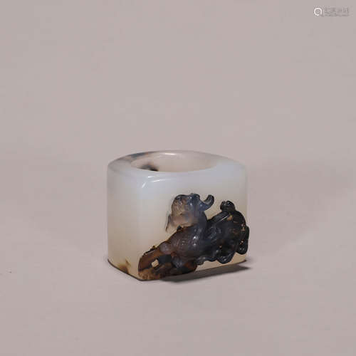 A dragon patterned agate thumb ring