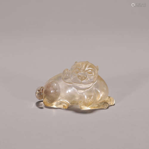 A beast patterned crystal snuff bottle