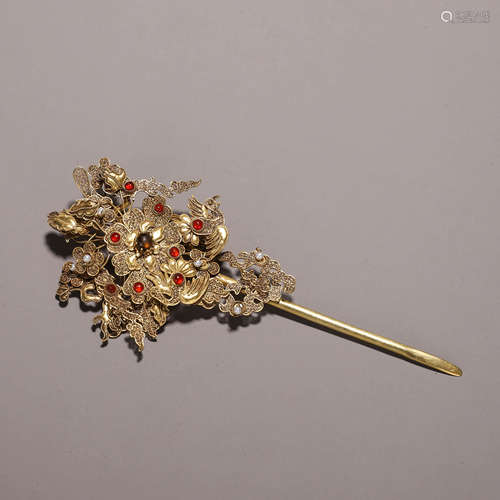 A golden gem-inlaid phoenix bird hair pin