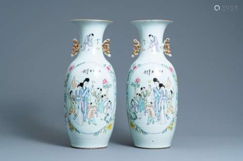 A PAIR OF CHINESE FAMILLE ROSE VASES, 19/20TH C.