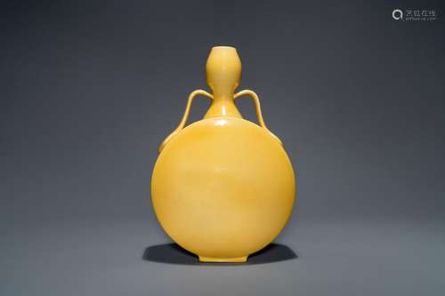 A CHINESE MONOCHROME YELLOW 'BIANHU' VASE, REPUBLI...