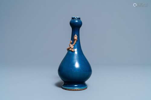 A CHINESE MONOCHROME BLUE GARLIC HEAD VASE WITH APPLIED BISC...