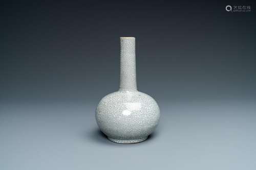 A CHINESE GE-TYPE CRACKLE-GLAZED BOTTLE VASE, 18/19TH C.