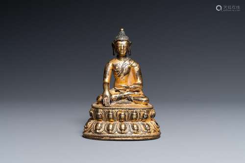 A SINO-TIBETAN GILT BRONZE FIGURE OF BUDDHA SHAKYAMUNI, 17TH...