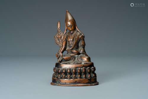 A SINO-TIBETAN COPPER ALLOY FIGURE OF LAMA, 18/19TH C.