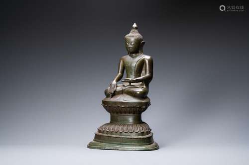 A LARGE BURMESE BRONZE FIGURE OF BUDDHA, 17/18TH C.