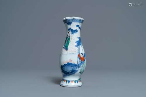 A CHINESE WUCAI WALL POCKET VASE, TRANSITIONAL PERIOD