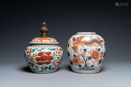 A CHINESE IMARI-STYLE JAR AND A WUCAI BOWL AND COVER, KANGXI...