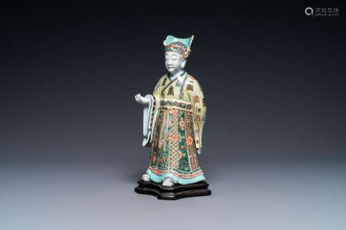 A CHINESE FAMILLE VERTE FIGURE ON WOODEN STAND, KANGXI