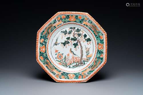 AN OCTAGONAL CHINESE FAMILLE VERTE DISH, KANGXI