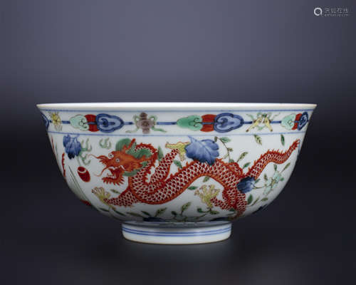 18th century, Blue and white porcelain bowl with dragon and ...