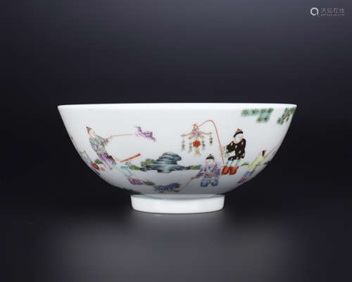 18th century, Famllie rose porcelain  bowl with figures patt...