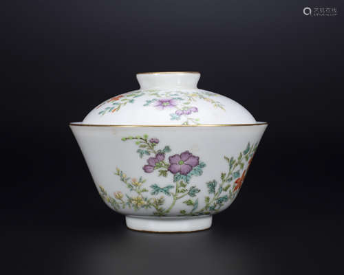 18th century, Famille rose porcelain covered bowl with flora...